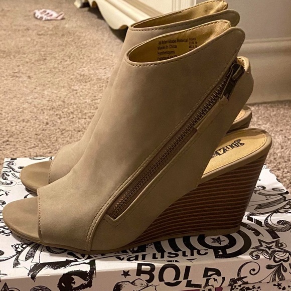 Shoes - Open Toed Taupe Wedge Heels
